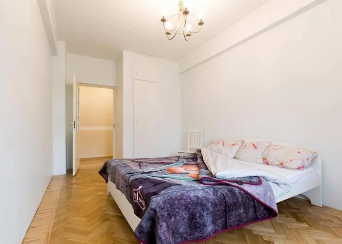 Bright Apartment Near Bus Statioon